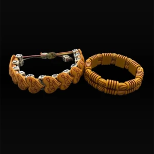 Två färgglada armband&olika mönster  - Säljer två unika armband! Ett med hjärtformade pärlor med texten 'I LOVE YOU' och vita bokstavspärlor, samt ett elastiskt armband med oranga och bruna detaljer i ett coolt mönster. 