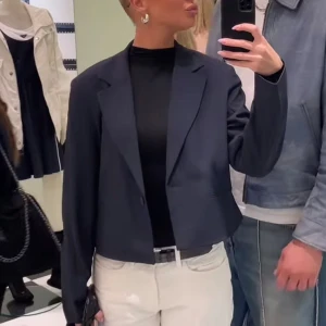 Mörkblå kavaj - Fin kortare kavaj som passar perfekt till fest eller vardagar 🩵🩵