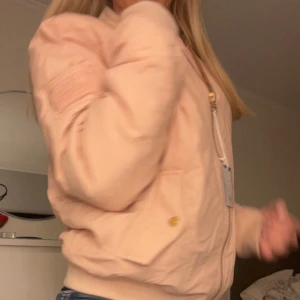 Ljusrosa bomberjacka från Svea - Snygg ljusrosa bomberjacka från Svea som aldrig har används, prislappen är kvar och nypris är 1200kr💕💕