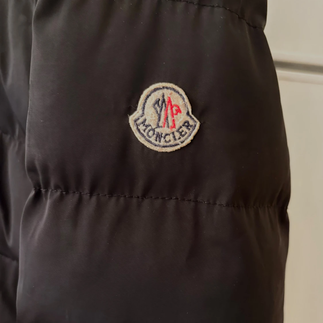 Svart Moncler dunjacka med päls - 1