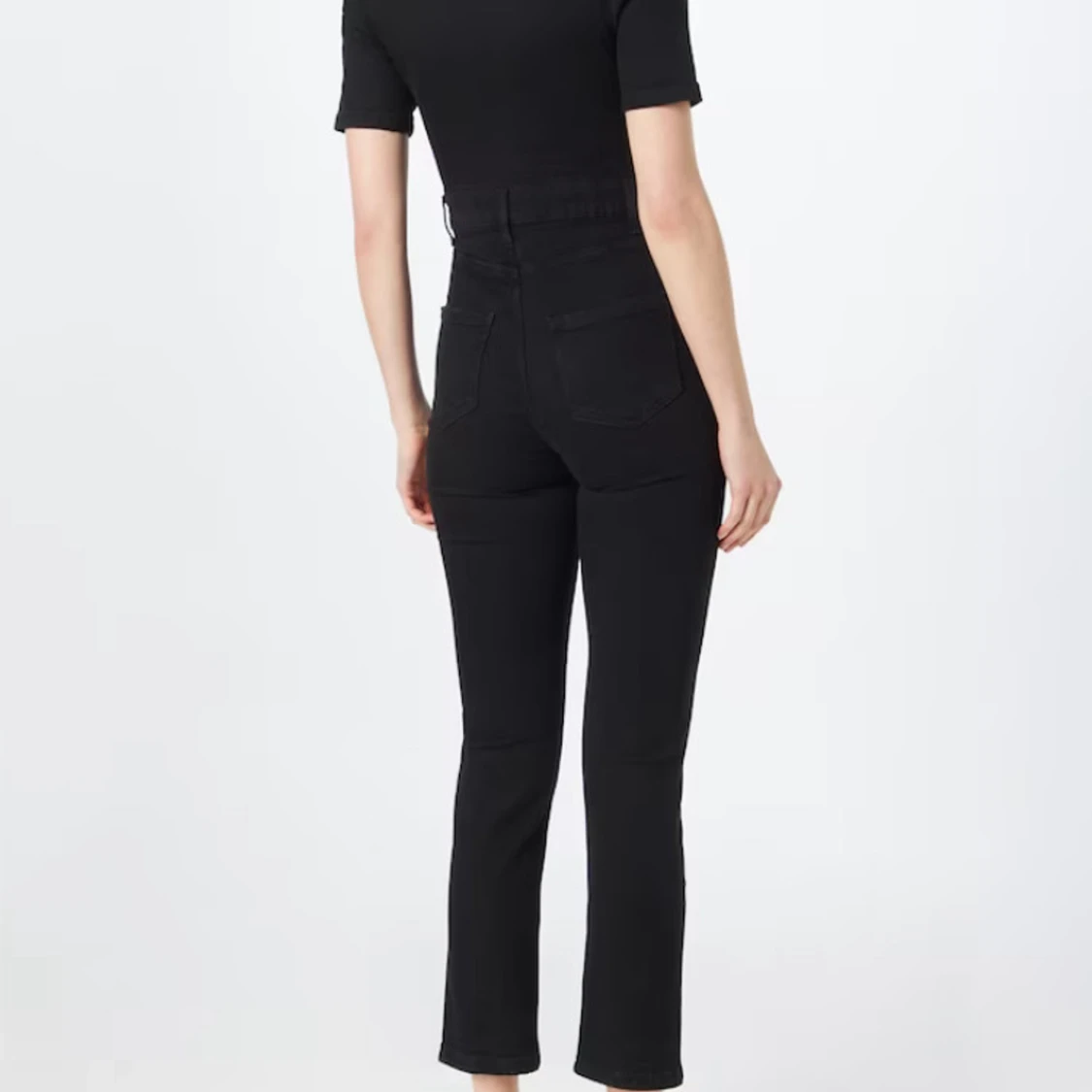 Svart byxdress med djup v-ringning - 1