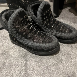 Mou liknande - supercoola unika vinterskor! jättevarma och sköna i bra skick! väldigt lik Mou skor i utseende och material. storlek 37 men passar jättebra på mig som har 38 i vanliga fall❣️lite glittriga med nitar, supersnygga!