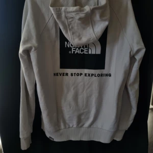 North face hoddie! - North face hoddie, jätte fin och skön i bra skick den är inte använd så mycket🌸