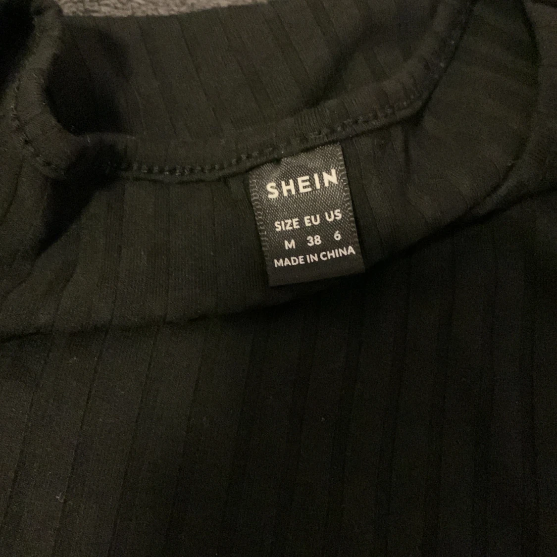 Svart ribbad klänning från SHEIN - 1