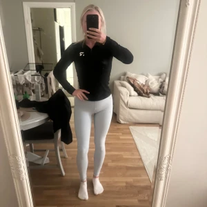 Ljusblå träning/yoga tights - Ljusblåa träning/yoga tights från Ryvelle som aldrig är använda, enbart provade. Stl M