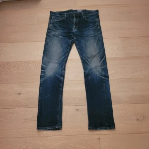 Selvedge jeans - Extremt fina Selvedge jeans med otroliga slitningar! Märke: uniqlo, storlek W34L34  Mått: Midja 46 Längd 104 Benöppning 17