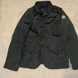Moncler windbreaker xxs/xs - Moncler windbreaker 12y | passar 145-162 | svart/grå | mycket bra skick | äktehetsbevis | Hör av er