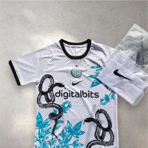 Inter Milan vit fotbollströja Nike - Snygg vit Inter Milan fotbollströja från Nike med svart ormmönster och blå detaljer. Tröjan har svart krage och ärmar, digitalbits-logga på bröstet och klubbmärke framtill. Perfekt för dig som vill sticka ut på planen.