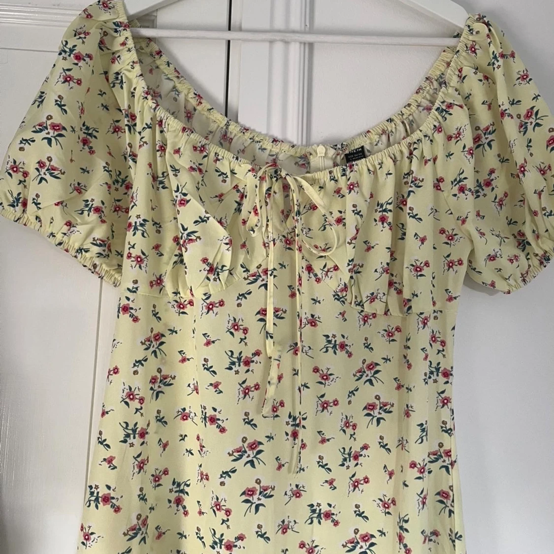 Gul blommig långklänning med snörning