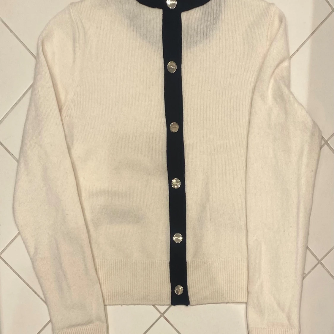 Vit tröja från Sandro med svarta detaljer - 2