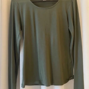 Långärmad tröja  - En långärmad tröja som jag tyvärr inte vet vart den är ifrån 