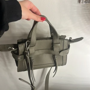 Handväska zara - En khakigrön handväska från zara som inte längre kommer till användning tyvärr. Superfint skick 🙏🏽