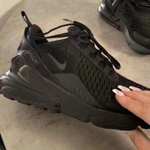 Nike Air Max 270 svarta sneakers - Snygga skor köpt för 1600kr säljer för 600kr passar storlek 38/39