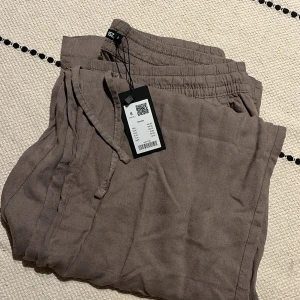 Oanvända linnebyxor med snörning - Storlek small men passar även medium 