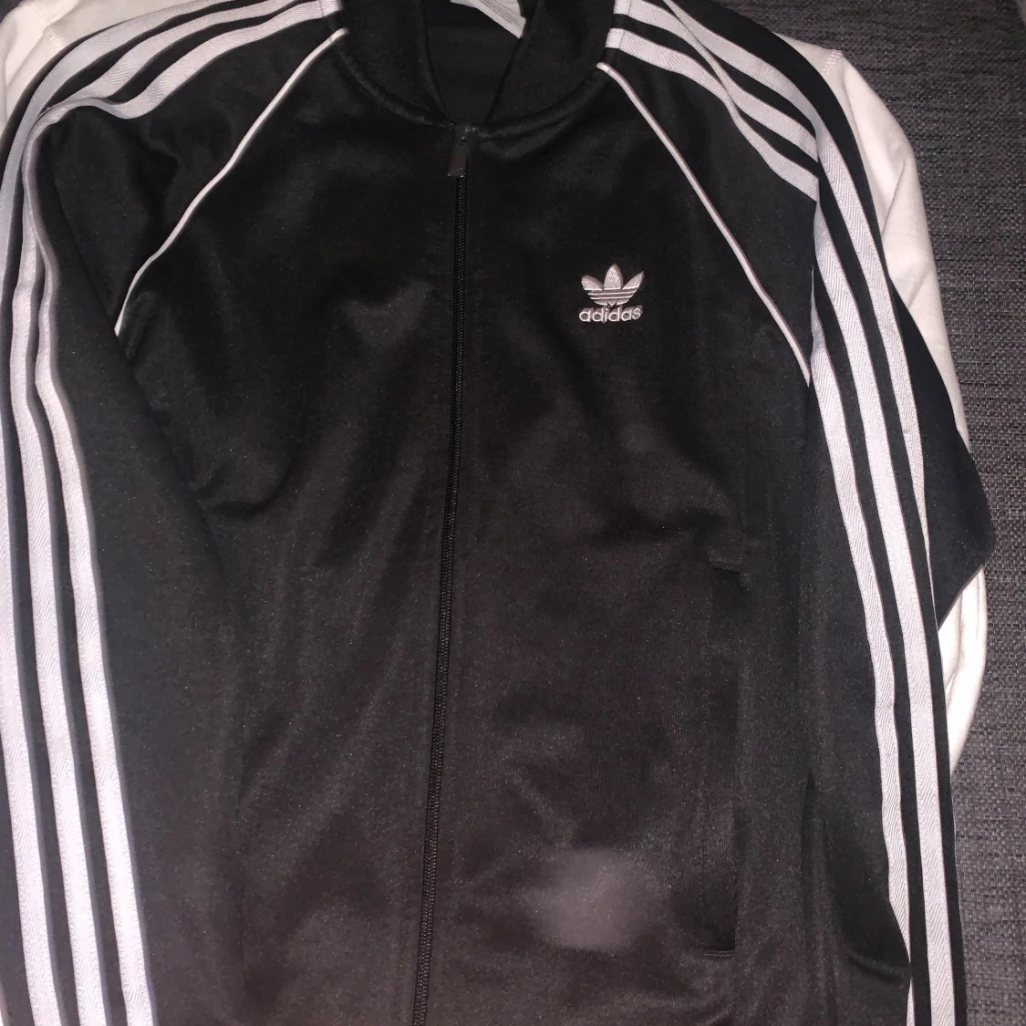 Svart Adidas track jacket med vita ränder