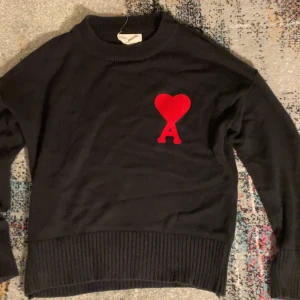 Svart stickad tröja från Ami - Svart stickad tröja från Ami, skön stickad tröja som är enkel å matcha med