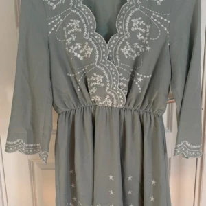 Grön kortklänning med broderi - Supersöt grön kortklänning med vita broderade mönster från H&M❤️‍🔥❤️‍🔥