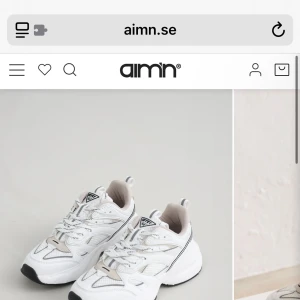 Vita chunky sneakers från Aim'n - Snygga vita chunky sneakers från Aim'n med svarta och grå detaljer. Skorna har snörning, meshpaneler och en tjock platt sula för extra komfort. Perfekta för en sportig och trendig look.