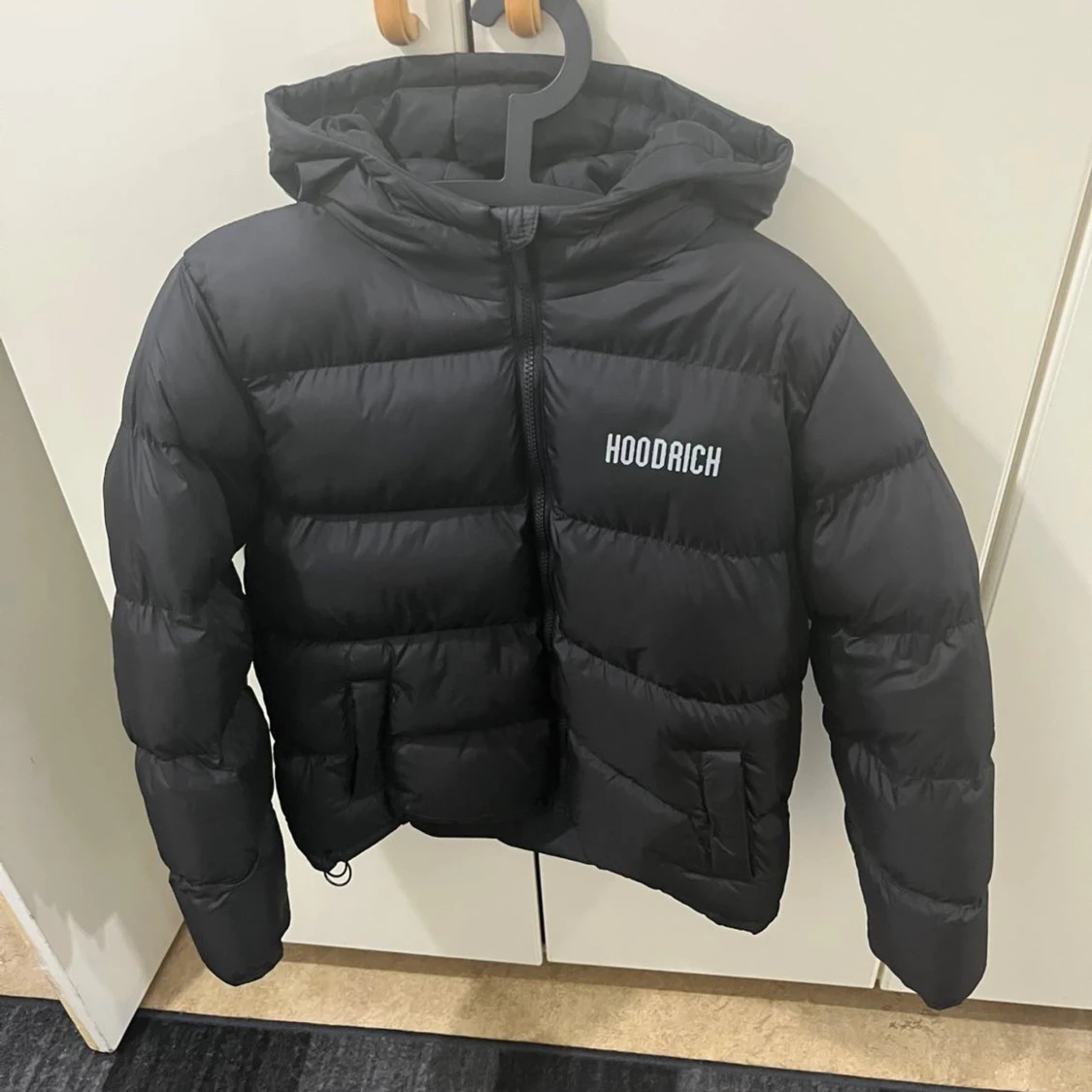 Svart pufferjacka från Hoodrich - 3