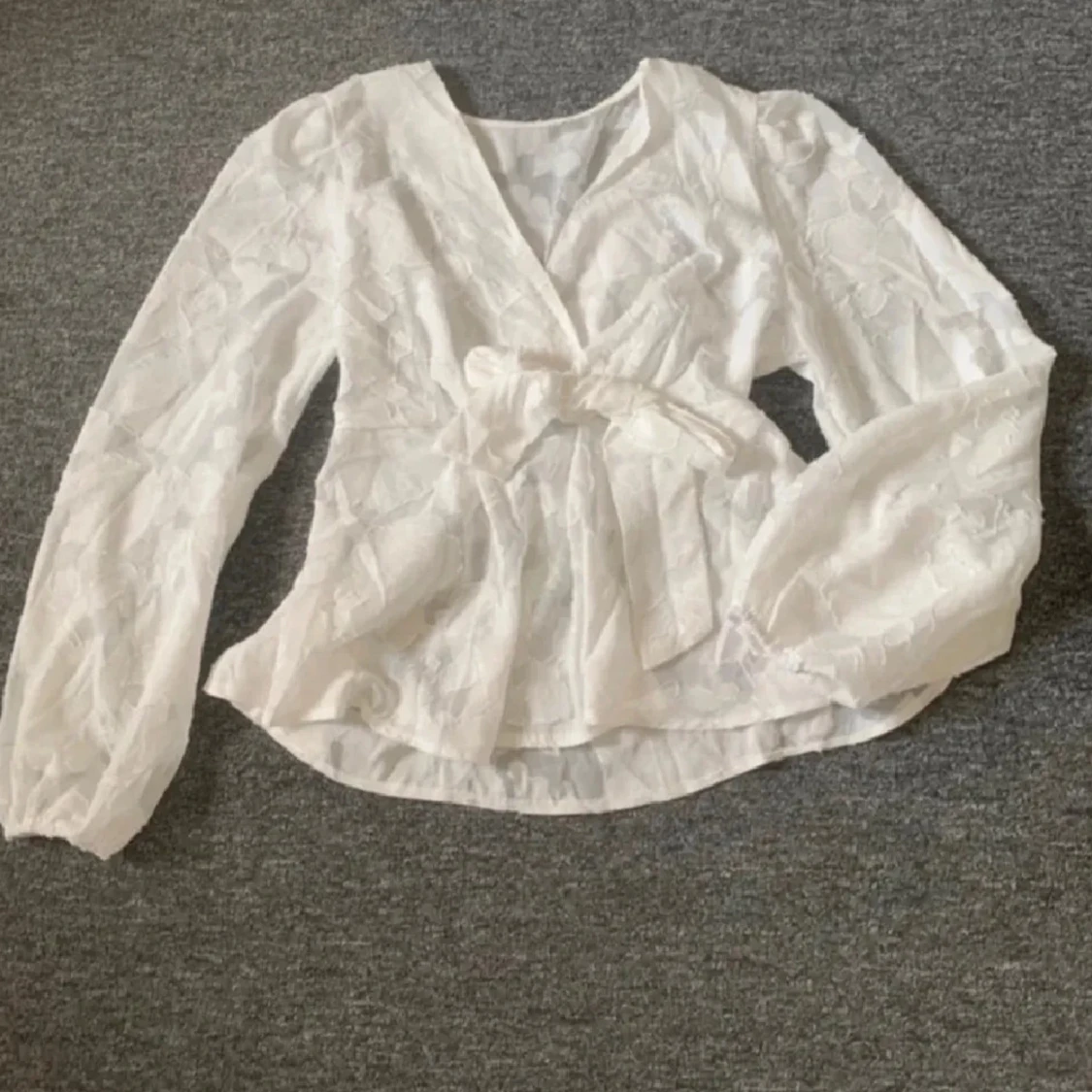 Vit omlottblus med knyt och spets