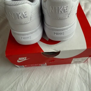 Nike Air Force 1 helvita sneakers - Säljer ett par Nike skor i storlek 38(Dock så känns dom mindre än 38) Skorna är inte använda någon gång, så de är i väldigt bra skick   Pris kan diskuteras vid snabb affär.