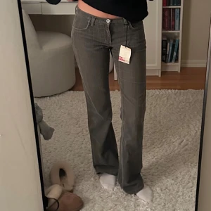 Gråa manchesterbyxor bootcut - Supersnygga lågmidjade Manchesterbyxor! Aldrig använda med lappen kvar 🥰Längd: 104cm Midja: 36cm