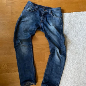 Nudie jeans storlek 30,32 - Ett par jätte snygga nudie jeans med storlek w30,L32. Fint skick lagade själv av nudie som ni kan se på bilderna.