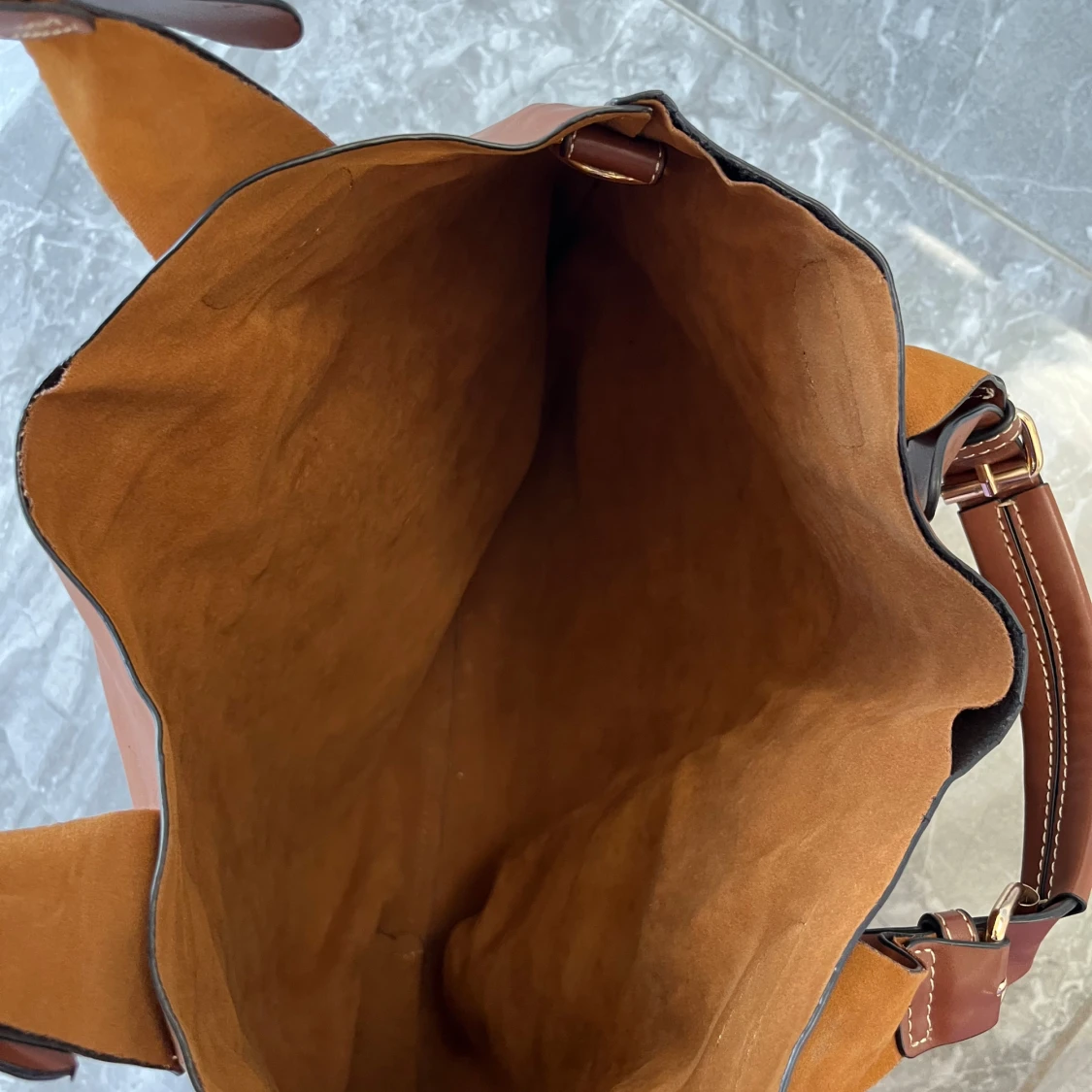 Brun axelväska i skinn med spännen - 1