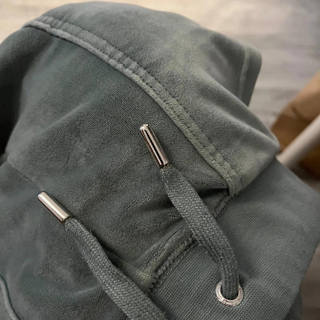 Olivgröna mjukisbyxor med snörning - 2