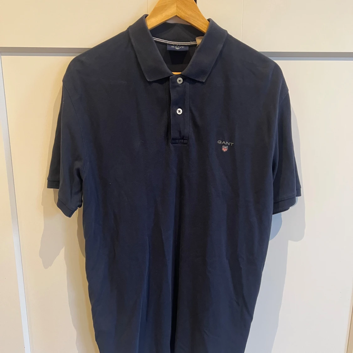 Marinblå pikétröja från GANT - 1
