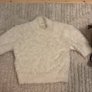 En vit mjuk kortärmad tröja från Carin Wester - En jättefin och JÄTTEmjuk tröja. Inte lika fin som den va när jag köpte pågrund av tvätt. Men jöttemjuk och fin.