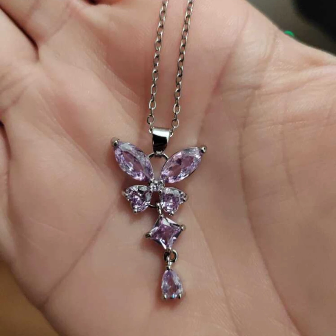 Silverhalsband med lila fjärilshänge - 1