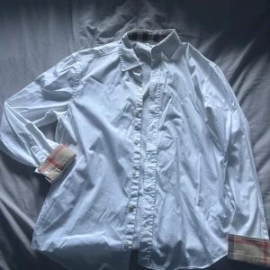 Burberry skjorta  - En vit burnbery skjorta som inte är använd på 1 år. Helt ny nästan.