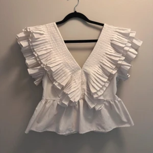 Vit blus med volanger och v-ringning - Populär zara blus