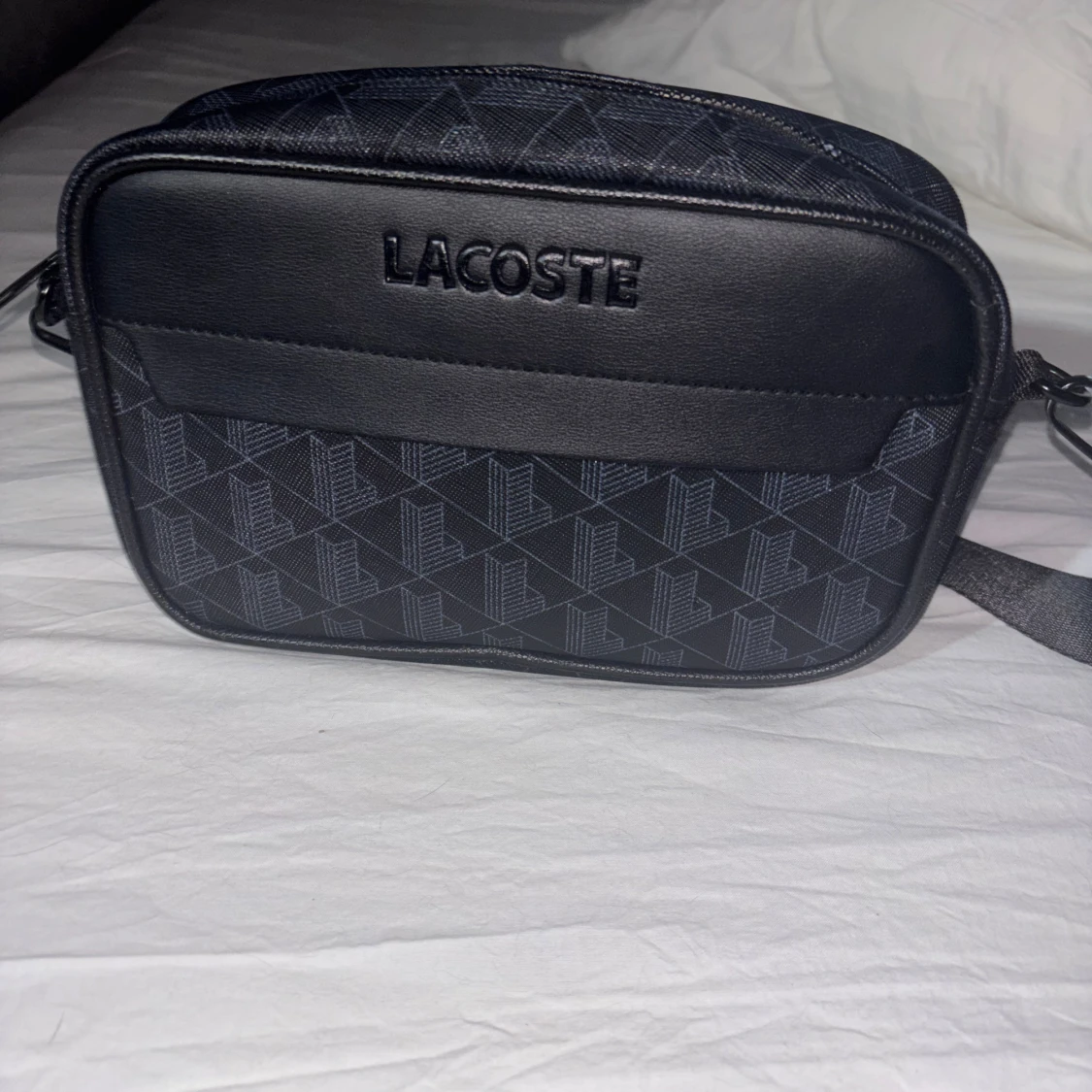 Svart axelväska från Lacoste - 1