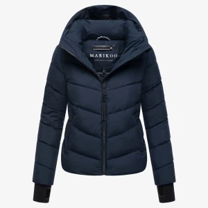 Marinblå pufferjacka från Marikoo - Snygg marinblå pufferjacka från Marikoo med huva och dragkedja framtill. Jackan har quiltad design, långa ärmar med tumhål och flera praktiska fickor på insidan. Perfekt för kalla dagar och har en modern, sportig look. Använd två gånger som skid  jacka nytt skick! KÖPT FÖR 1200kr 