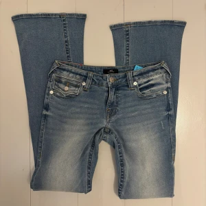 True Religion jeans  - Jättesnygga Lågmidjade boutcut jeans ifrån true religion! Är i nyskick och är en sample. Midja:38 innerben:84