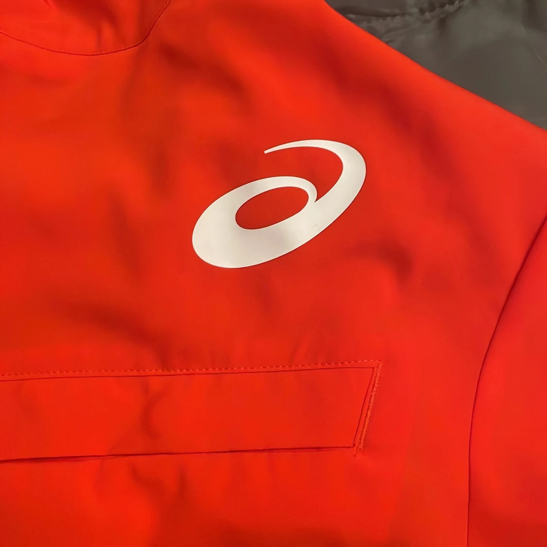 Röd vindjacka från Asics med huva - 3