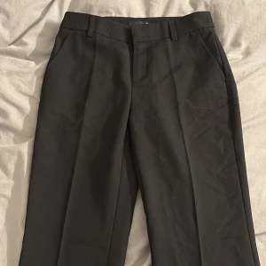 Svarta kostymbyxor  - säljer dras aldrig använda kostym byxorna 