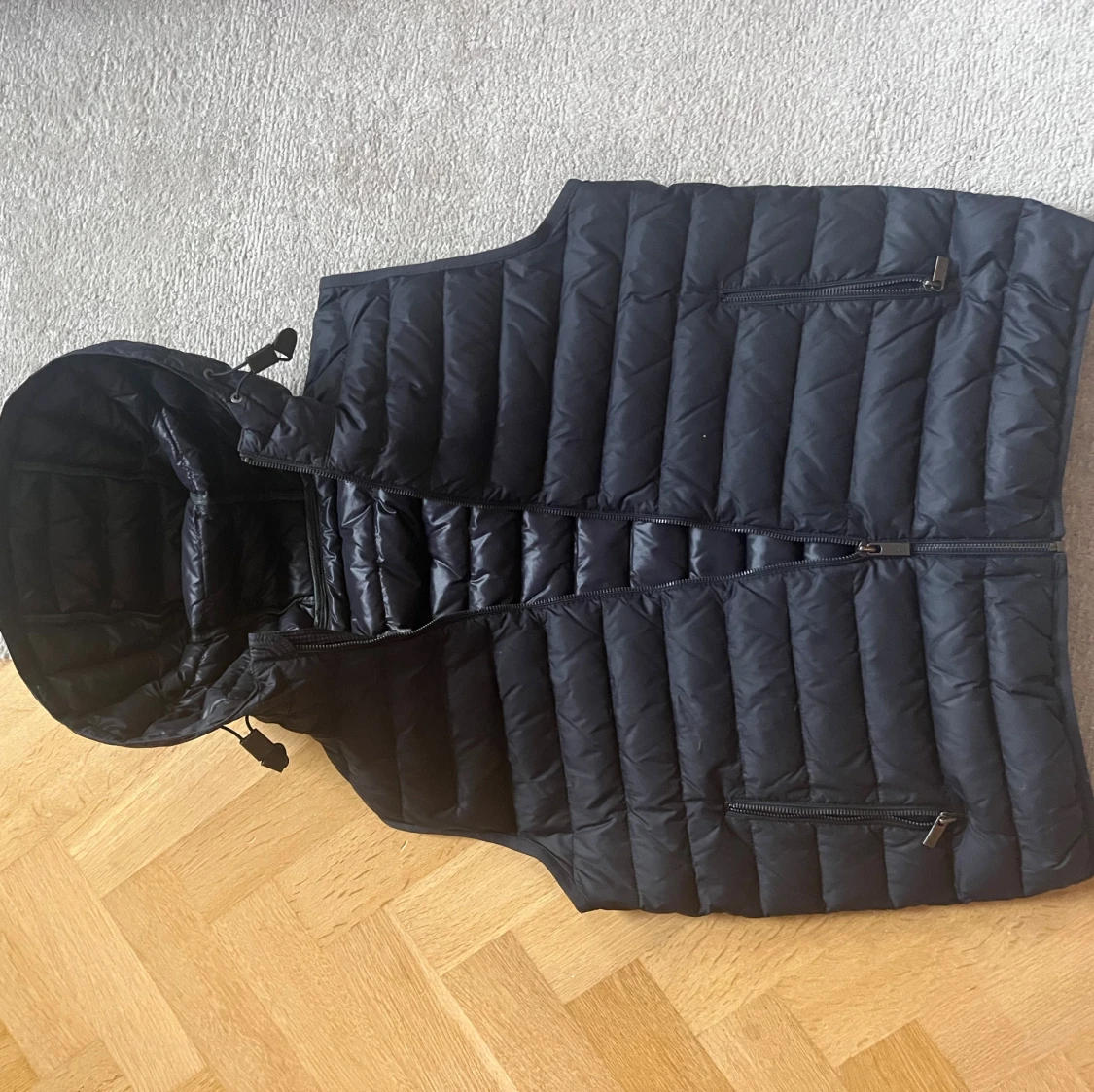 Mörkblå dunväst från Massimo Dutti