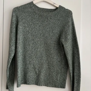 Grön stickad tröja från Vero Moda - Grön stickad tröja från Vero Moda i storlek S. Säljer även en beige fast i storlek Xs på min sida. Skriv om du har frågor💗
