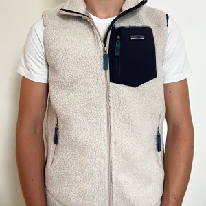 Patagonia väst - Säljer en Patagonia väst i beige färg i storlek M. Den är inprincipt i nyskick och passar utmärkt nu till lite kallare väder. Hör av er vid frågor!