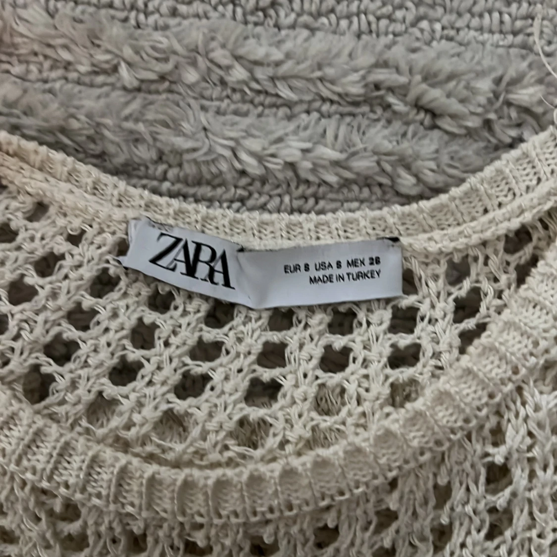 Vit stickad blus med volang från Zara - 1