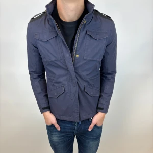 Fieldjacka  - Hej, säljer nu denna väldigt snygga och eftertraktade Field jackan som är perfekt nu till hösten/ vintern! Storlek M Fraktas spårbart vis Instabox, PostNord eller bring!  Vid minsta lilla fundering så är det bara att höra av sig!  