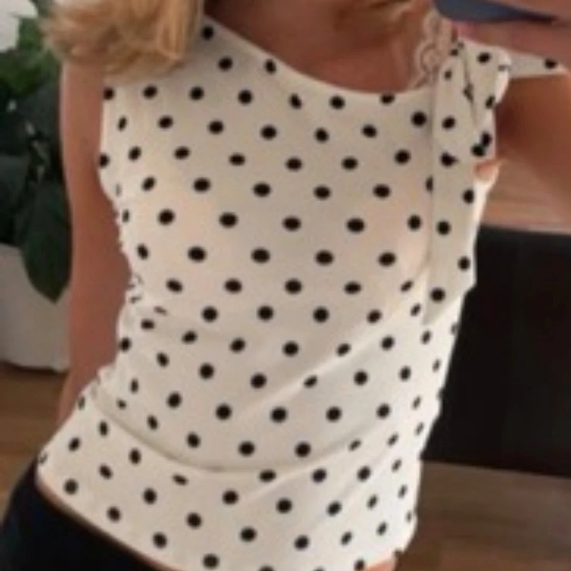 Prickig vit oneshoulder topp från Amisu - 2