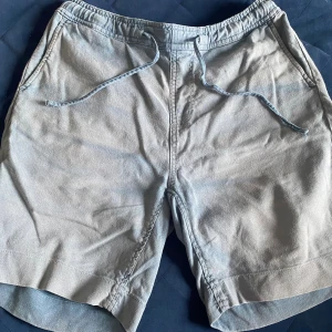 Blåa shorts  - Blåa shorts från Morris, tyvärr lite missfärgade 