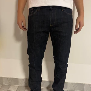 Mörkblå raka  jeans från Alberto - Snygga mörkblå jeans från Alberto i modellen regular slim fit. Klassisk femficksdesign med kontrastsömmar och rak passform. Tillverkade i stretchig denim av 98% bomull och 2% elastan för extra komfort.