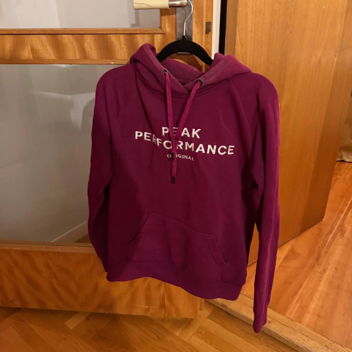 Vinröd hoodie Peak Performance - 2