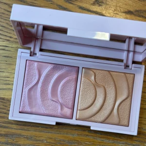 Ny Caia Cosmetics Prisma palette - Helt ny oanvänd Flirty duo palette från Bianca Ingrosso- Caia Cosmetics med blush och highlighter!