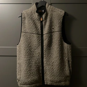 Grön fleeceväst med dragkedja - fleeceväst från Morris väst helt oanvänd storlek S perfekt nu när de börjar bli lite kyligare 